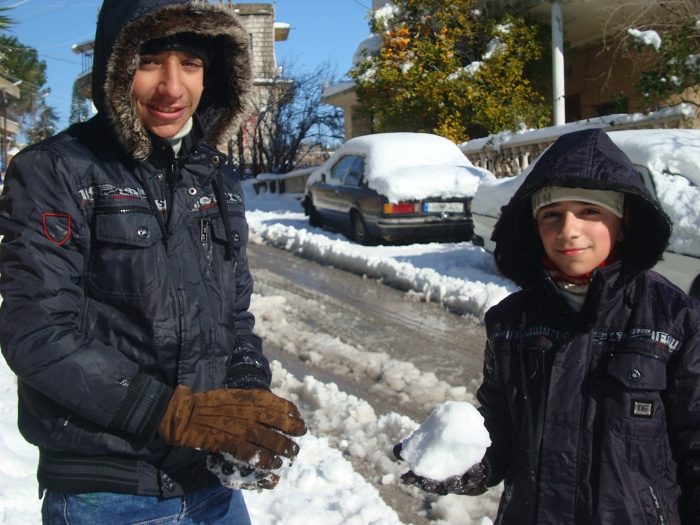 الاطفال استغلوا الفرصة القسرية للهو بالثلج