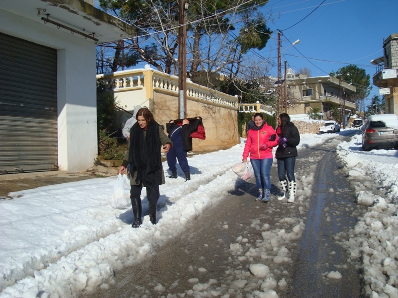 السير على الثلج خطوة خطوة خوفا من التزحلق