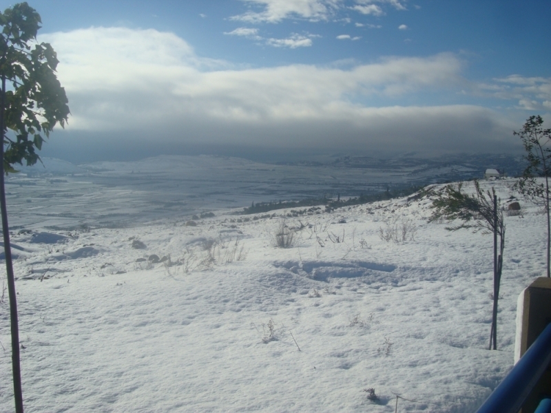 سهل مرجعيون غطته الثلوج وبدت بلدة المطلة المحتلة
