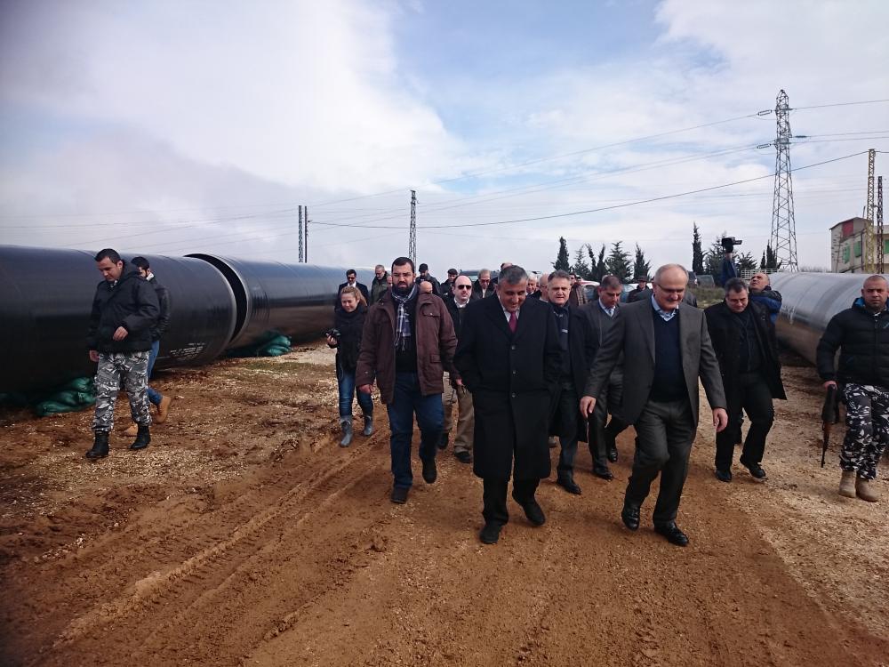 رئيس الصندوق الكويتي عبد الوهاب احمد البدر متوسطاً الوزير علي حسن خليل والحاج خنجر شعيب، يجولون على مشروع الليطاني