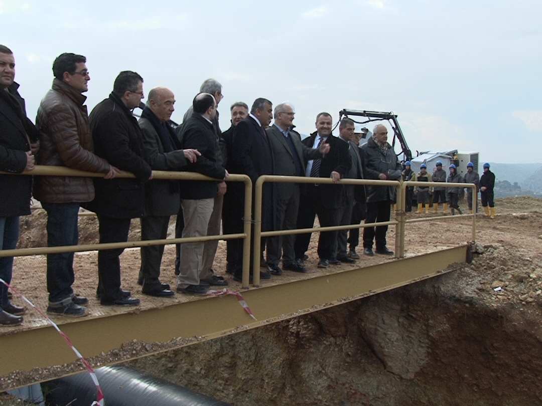 ويتفقد المننشآت في برج الملوك