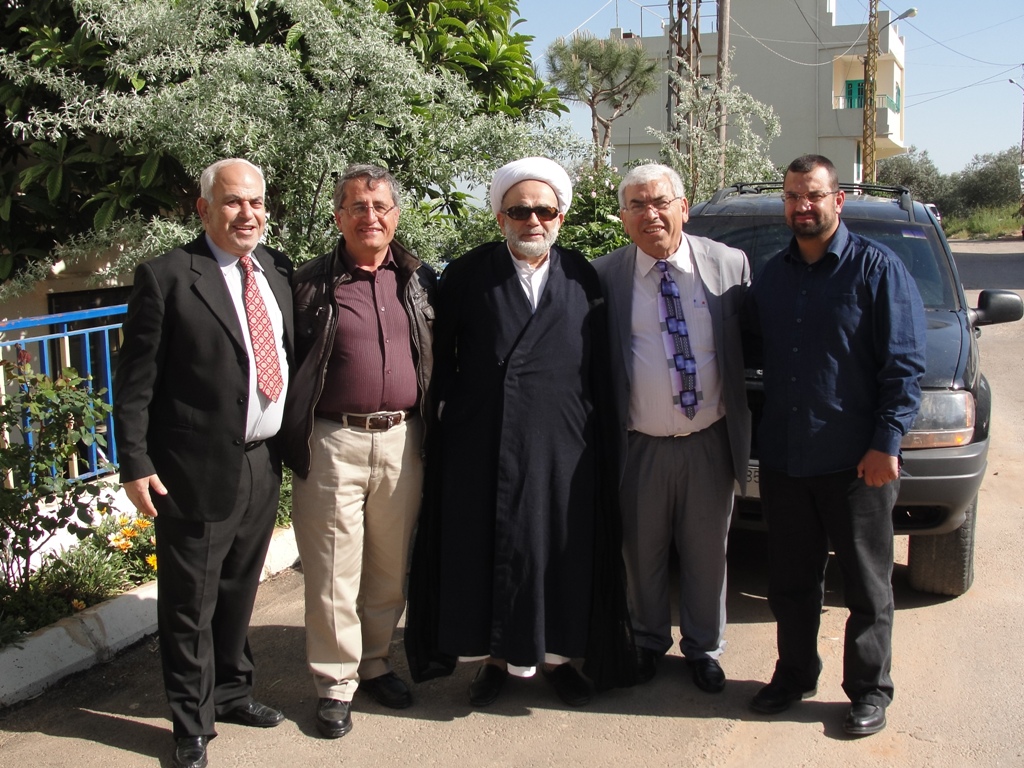 صورة تذكارية أمام دارة أبو علي كامل غريب تجمع المفتي الشيخ عبد الحسين العبدالله والمهندس أسعد رشيدي وأصدقاء آخرين