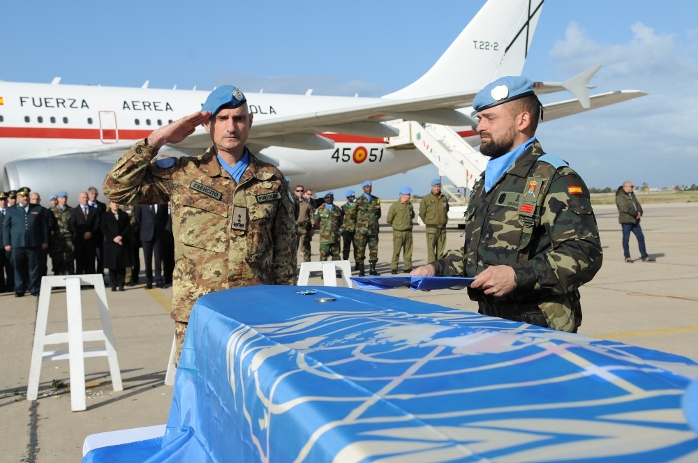 الجنرال بورتولانو يؤدي التحية العسكرية لحطة وداع الجندي الاسباني