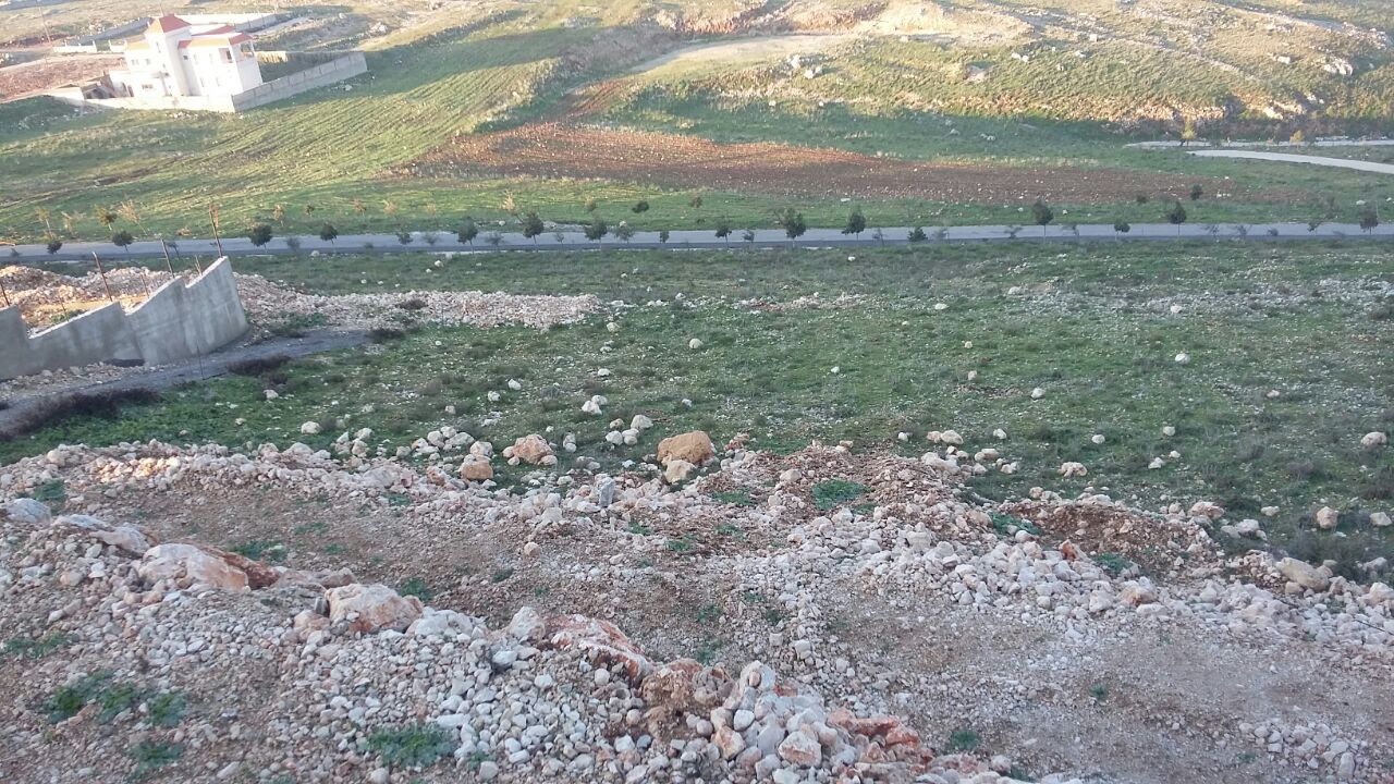 أرض مفرزة، ذات موقعٍ راقٍ وإطلالة جميلة تصلح للبناء، كما تبينه الصور.