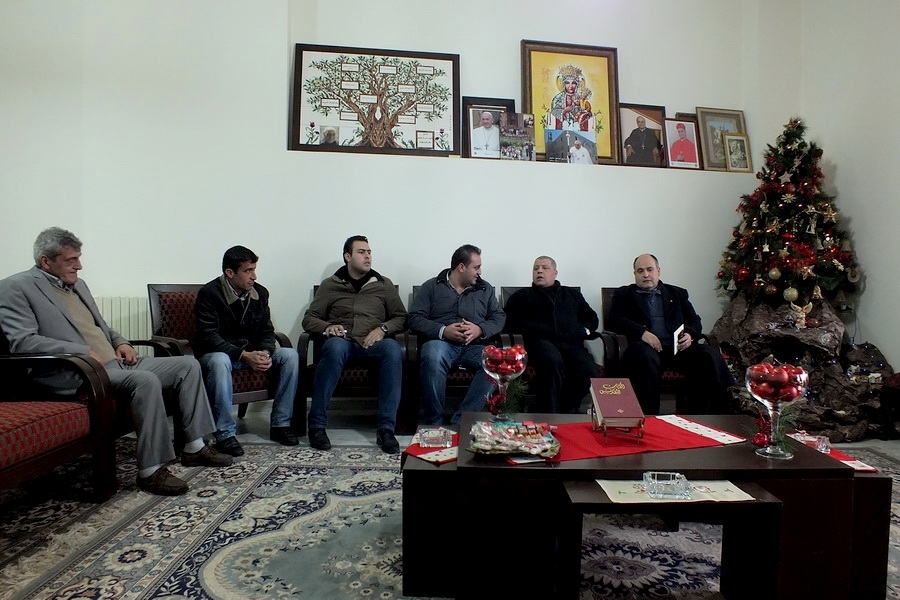 ويقدم التهاني بالاعياد الى رعية بلدة القليعة