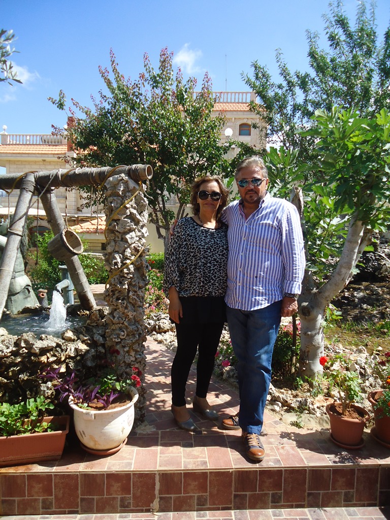 أبو عصام محمد صفاوي والسيدة عقيلته في دارتهما التي بنياها في الخيام