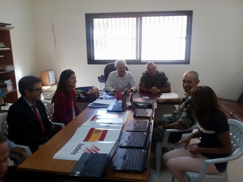 تسليم اجهزة حاسوب محمول الى مدرسة كفركلا الرسمية