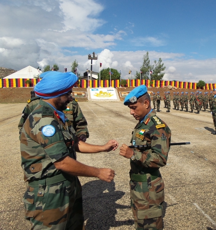 الجنرال سانديب يقلد الكولونيل بارتا ساها وسام خدمة السلام
