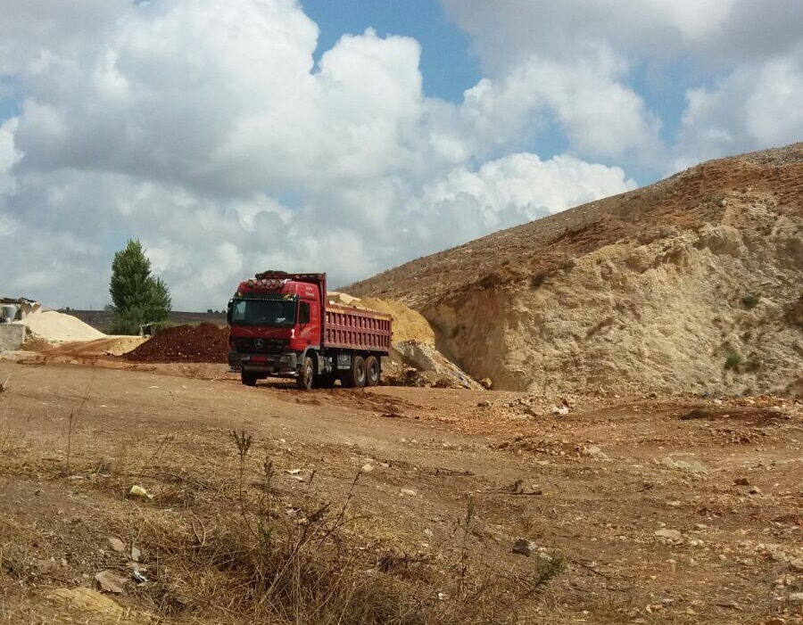 شاحنة ترمي الردم والنفايات في وضح النهار في الجورة المستحدثة أيام الإحتلال في مرج الخوخ.. مش عيب هالحكي؟