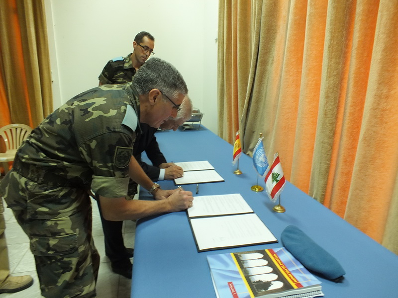 الجنرال كوندي يوقع بروتوكول التسليم وإلى جنبه نسخة من الكتاب - صورة مايا العشي – مرجعيون