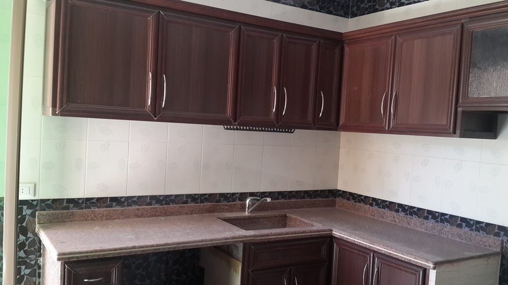 المطابخ مجهزة بخزائن