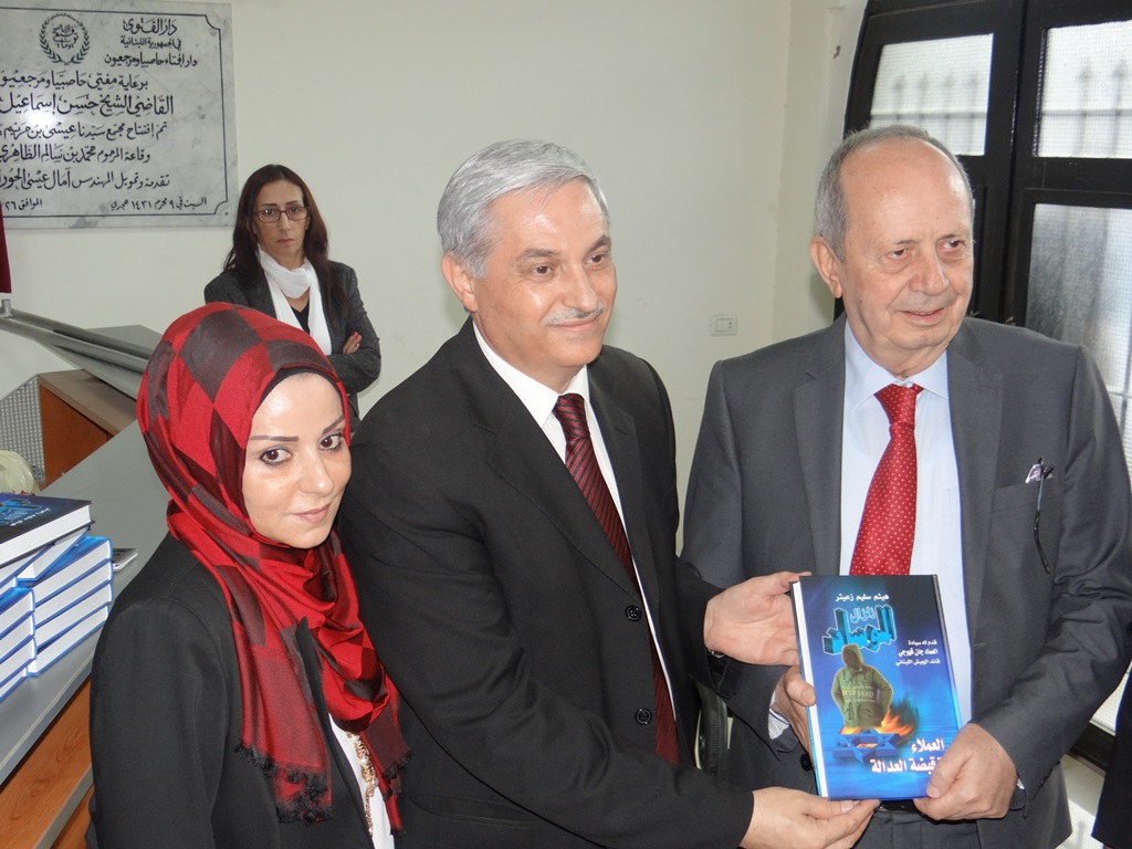 الاعلامي هيثم زعيتر يسلم نسخة من كتابه للقاضي عوني رمضان