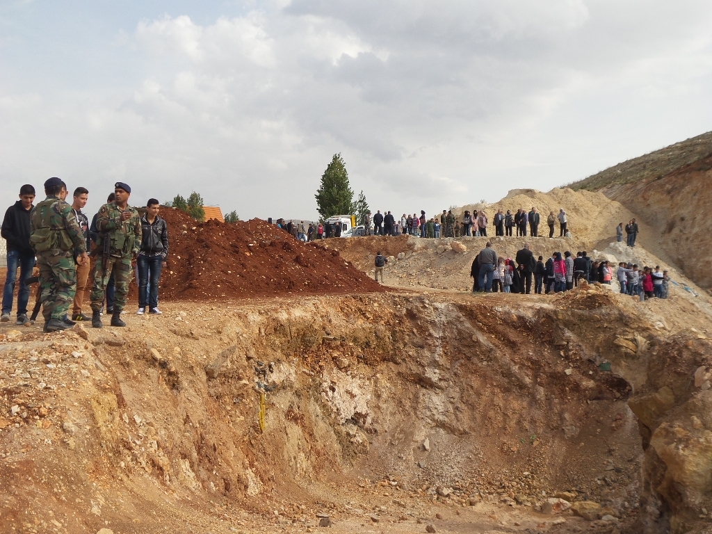  أكتشف اليوم وجود مواد طبية سامة ملقاة في الحفرة ثم جرى طمرها سابقاً، فضلاً عن النفايات التي لا تزال في مكانها