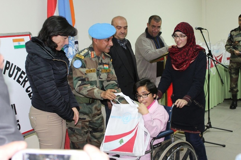  الكولونيل ساها  يوزع الجوائز والشهادات على المشاركين وبدت السيدة أبو كرنيب.jpg