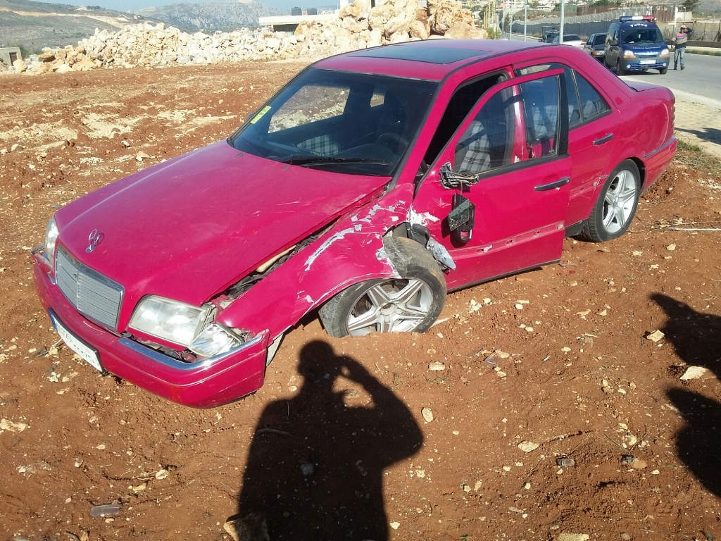 انشطار  شاسي السيارة الى نصفين، أدى الى انحرافها عن الطريق العام في كفركلا باتجاه حقل للزيتون