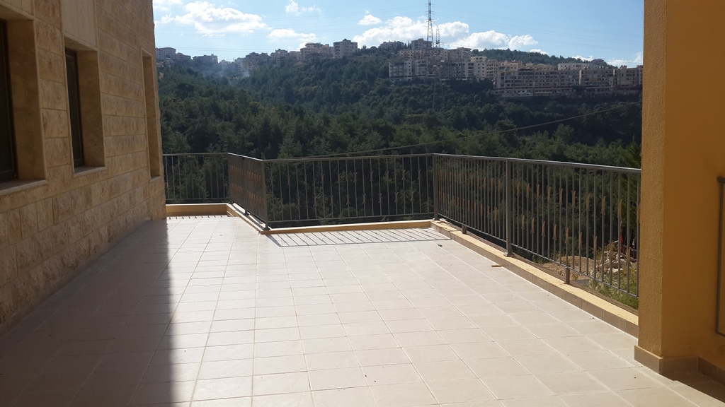 ويحتوي على تراسات إضافية لبعض الشقق