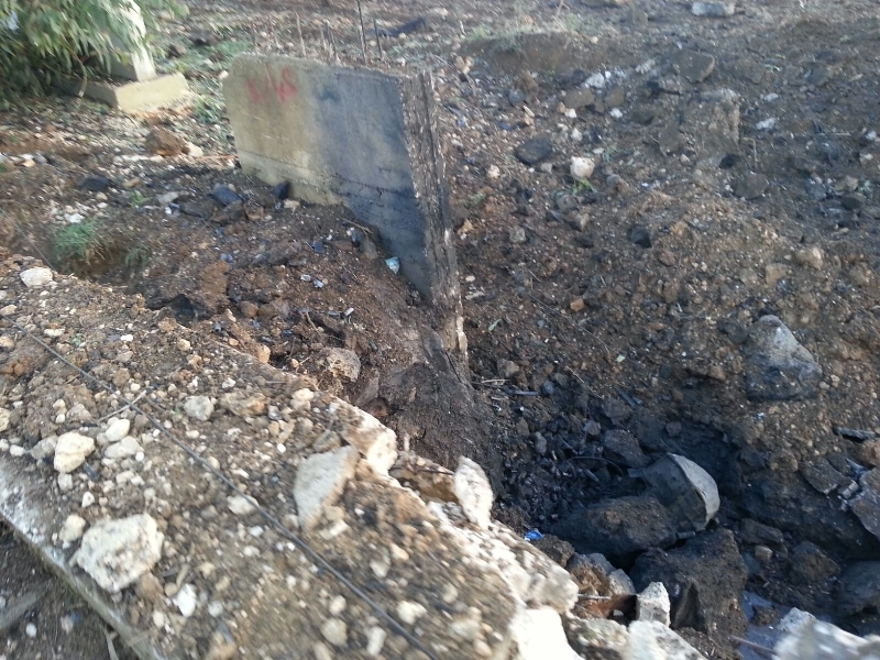 بقايا من أثار تفجير العدو جهاز التجسس