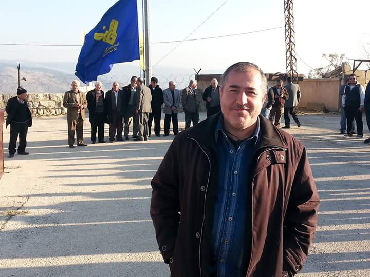 الأسير المحرر علي خشيش خلال الوقفة التضامنية مع المنار في معتقل الخيام