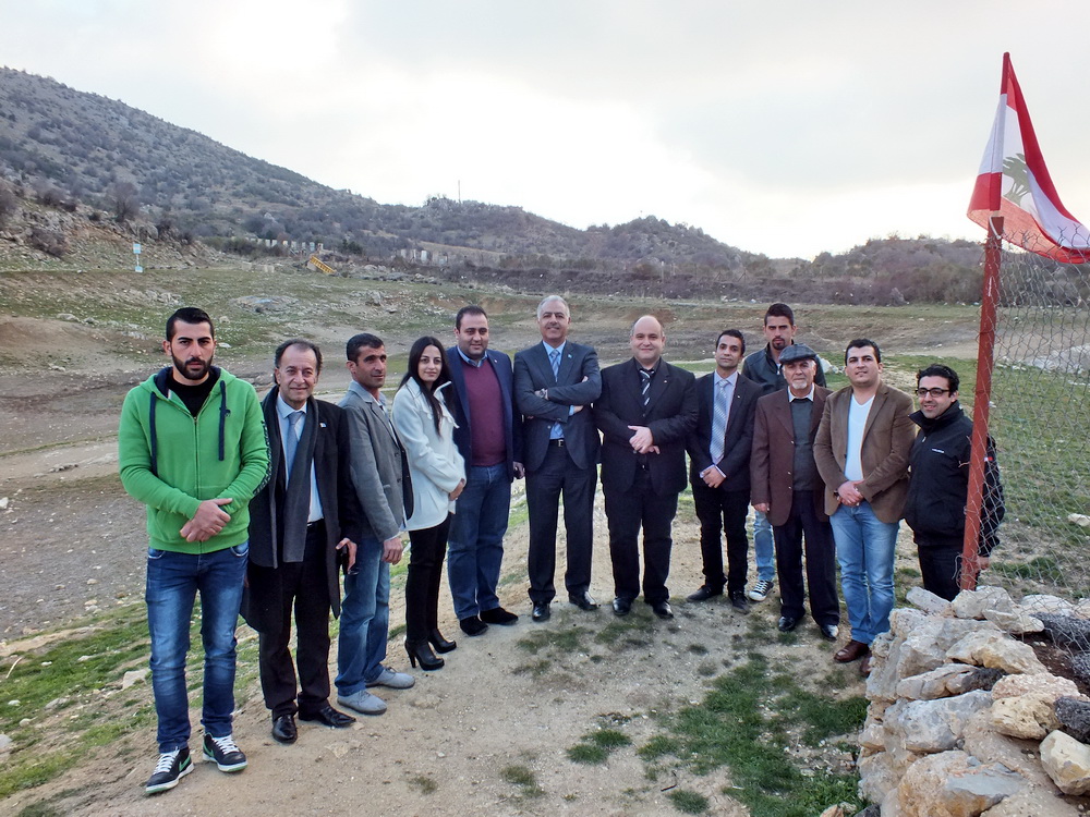 وفدا حزب الأحرار وتيار المستقبل على نقطة الحدود عند بوابة مزارع شبعا المحتلة - صورة مايا العشي - مرجعيون