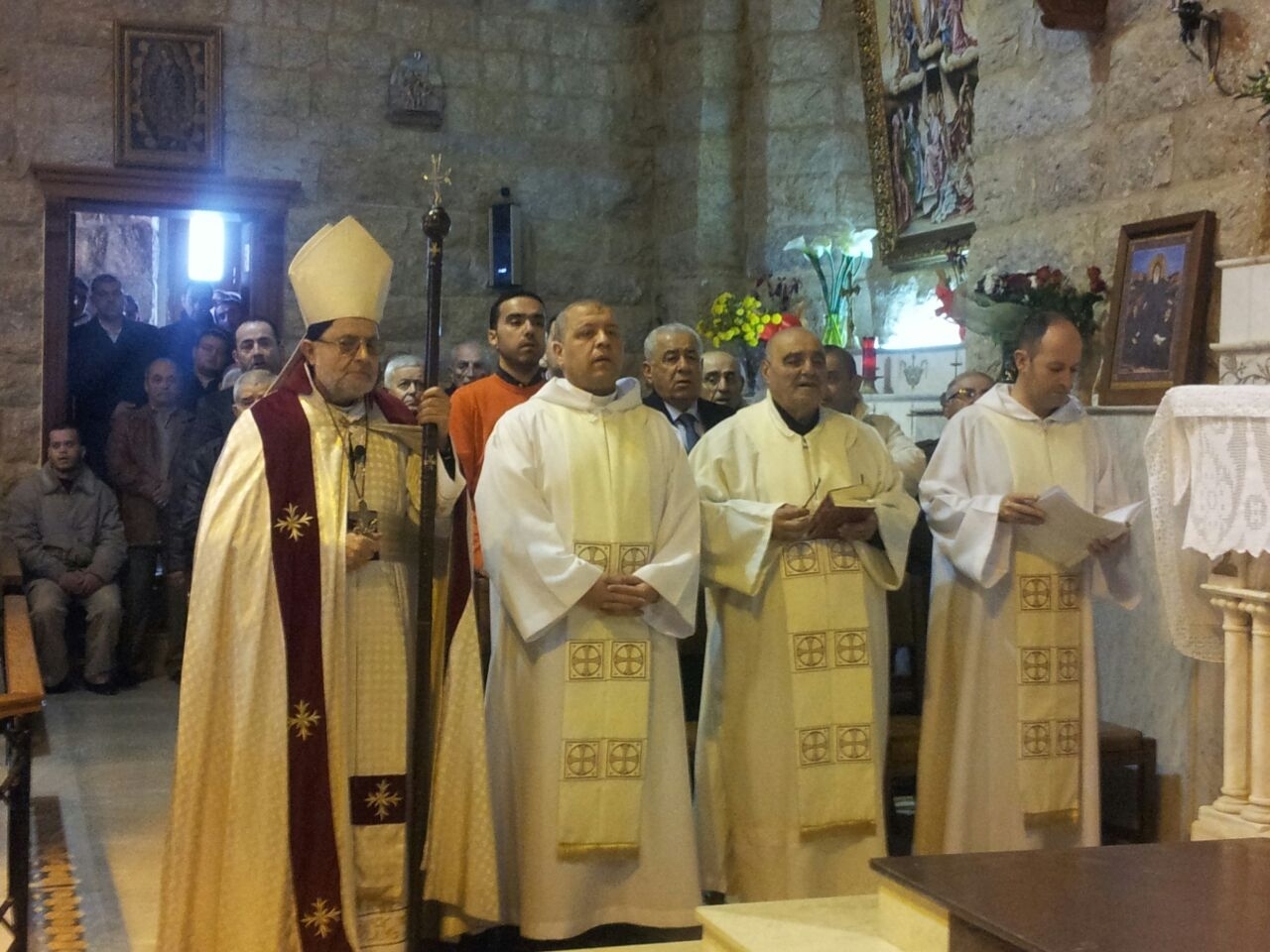 لفيف من الكهنة في الاحتفال بقداس عيد مار مارون