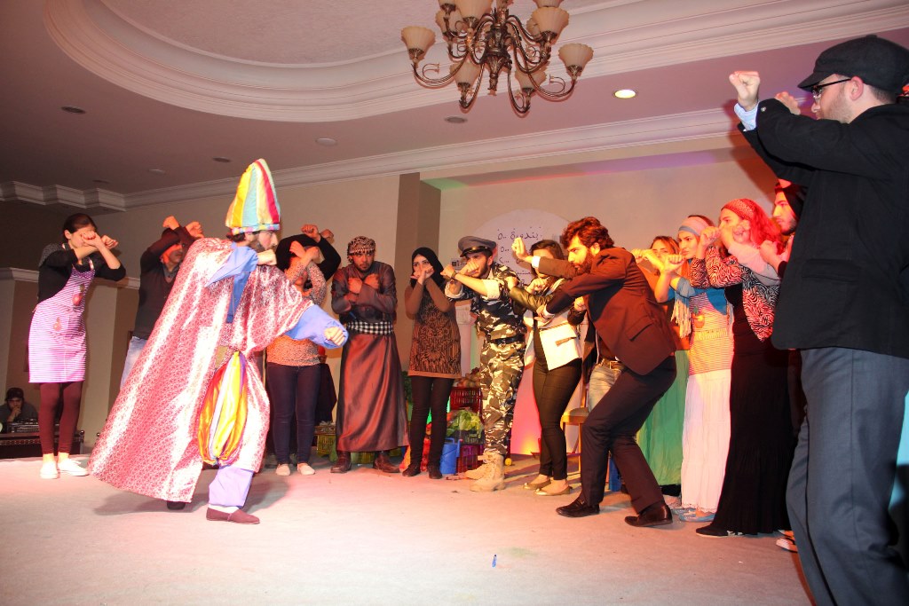 عمل مسرحي يهدف الى التقريب بين الشباب من الطرفين في محاولة لتحجيم الخلافات التي تنتج عن تسلسل الاحداث السياسية في لبنان وسوريا