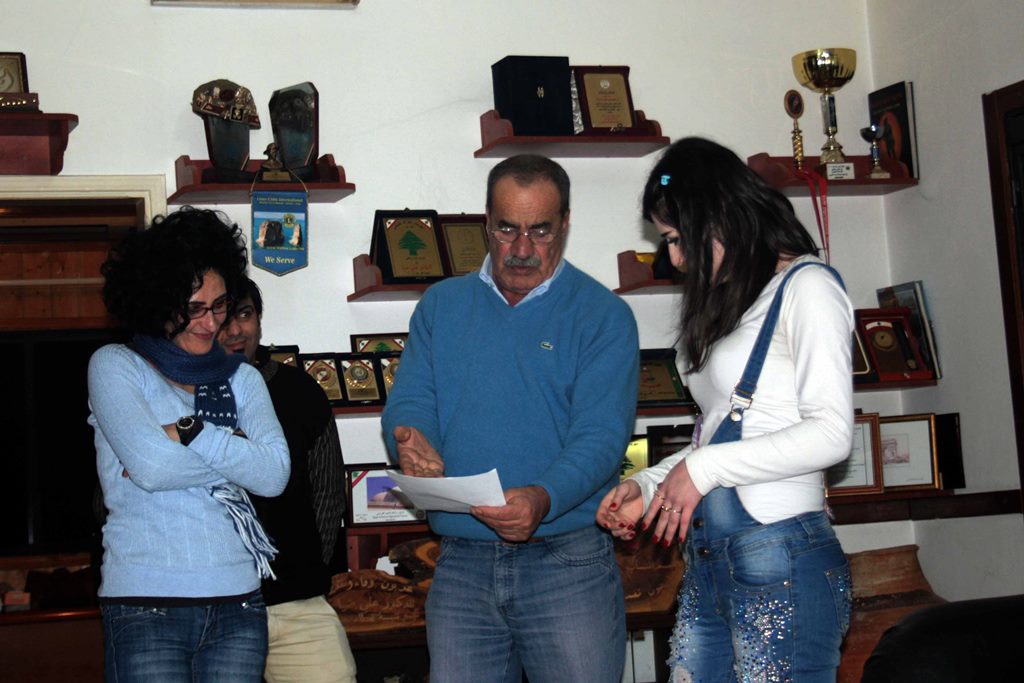 الدكتور علي ضيا كاتب ومخرج الكثير من المسرحيات التي تحاكي تراث المنطقة وأوضاعها المحلية، آخرها مسرحية «سكاكين»