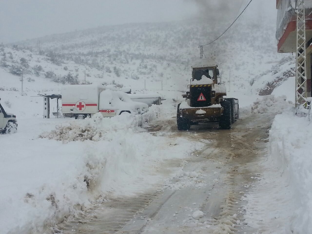 جرافة عمل على فتح الطرقات في لدةشبعا