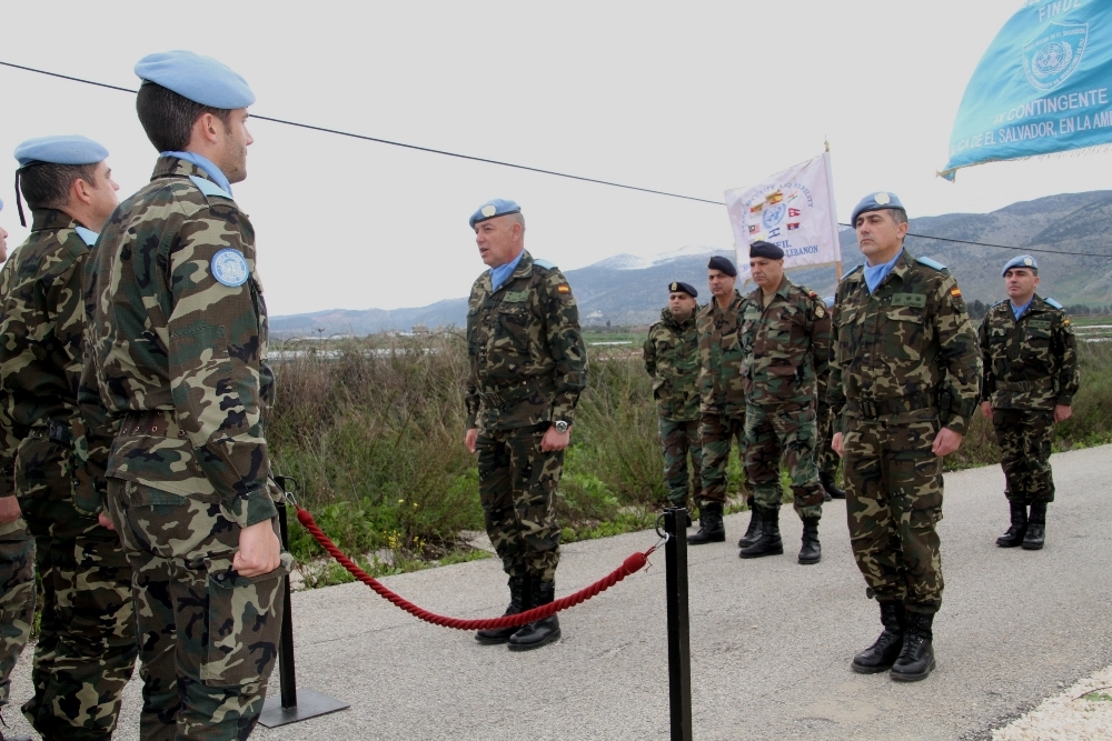 الجنرال اولموز والمقدم يورانس في احتفال تكريم الشهداء الاسبان
