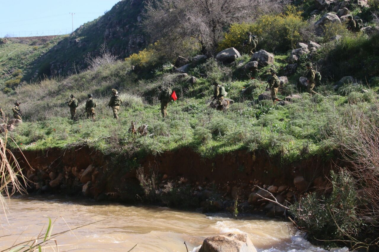 دورية للعدو  تجتاز سياج الغجر  وتسير قرب مجرى الوزاني ومعها كلاب بوليسية