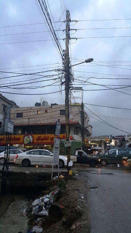العيب فينا الذين أوجدنا هكذا أنظمة ثم قعدنا نبكي ونوح ونمجد اعمال الغير.. (الصورة لعامود كهرباء عند مفرق برقايل)