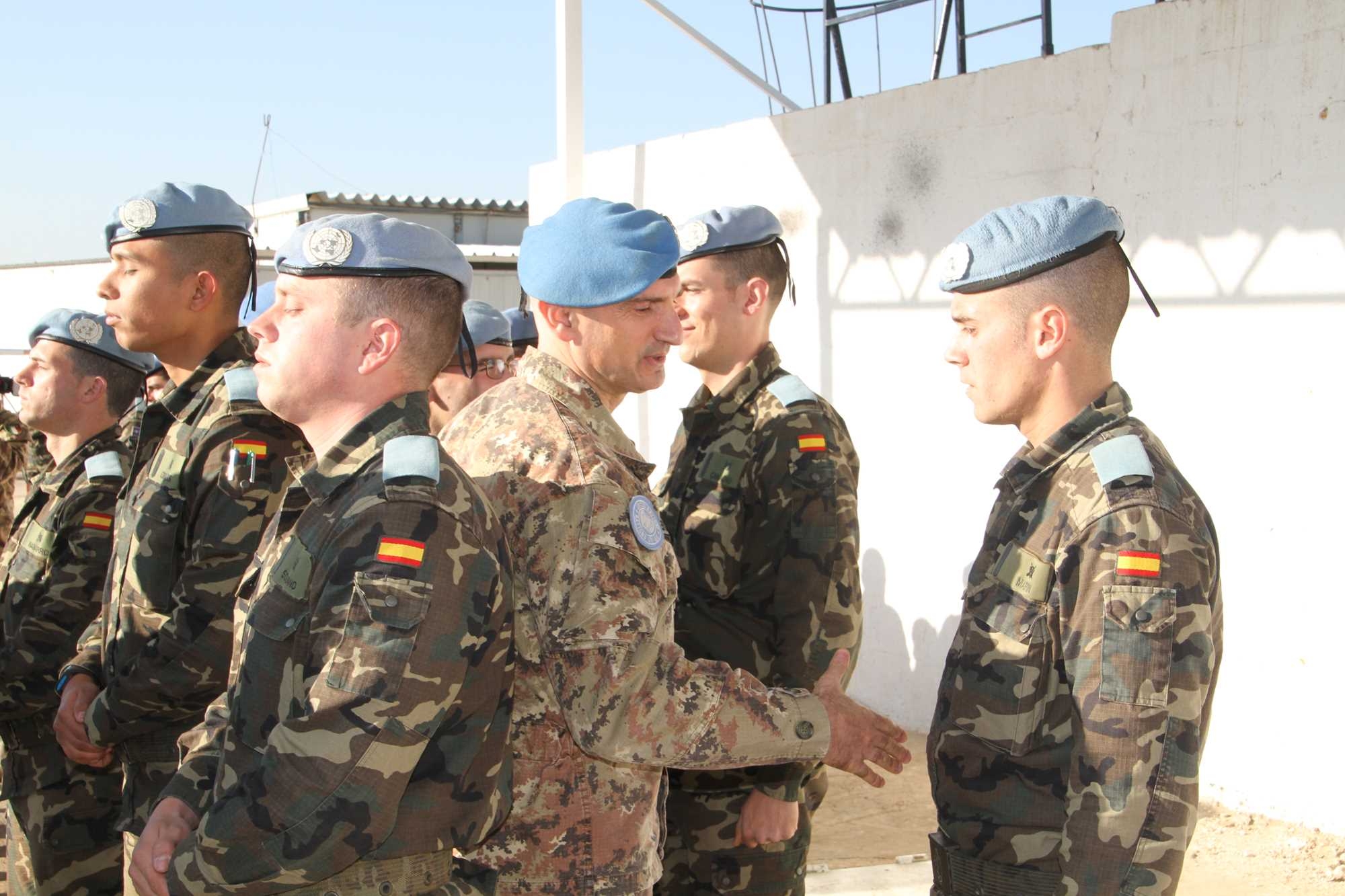 Iالجنرال بورتولانو يقدم التعازي الى الجنود الاسبان بوفاة رفيق السلاح