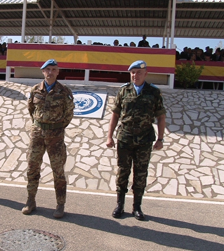 الجنرال بورتولانو يلتقي قائد القطاع الشرقي الجنرال اولموز لتقديم التعازي بالجندي الاسباني