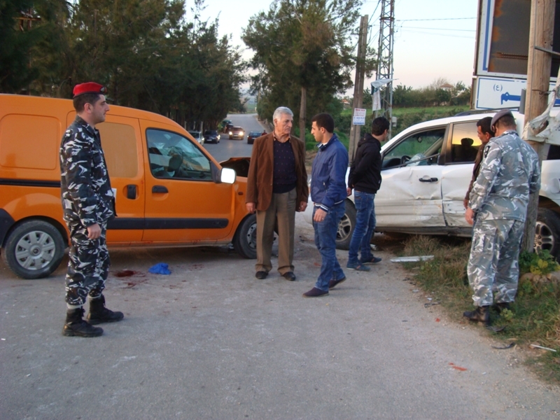 عناصر من قوى الامن الداخلي تفتح تحقيقا بحادث  السير الذي وقع بين السيارتين على طريق الخيام الدردارة