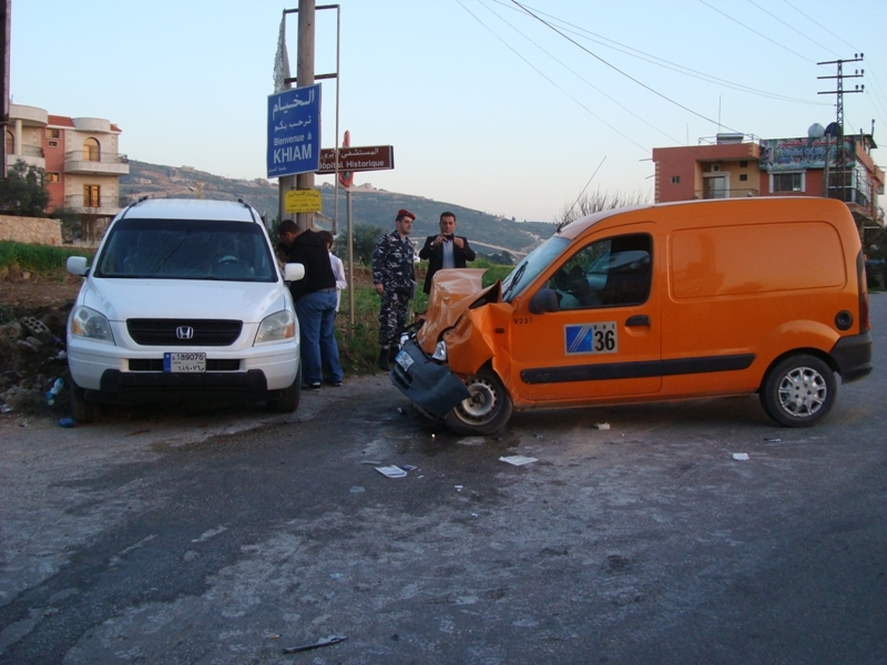 حادث السير بين سيارتين على طريق الخيام الدردارة