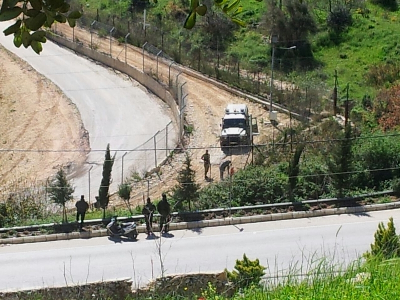 ورشة تابعة للعدو تقوم بأعمال صيانة وتلحيم وتثبيت لقواعد السياج التقني على طول الخط الحدودي الممتد من محلة الثغرة عند اسفل مستعمرة مسكفعا