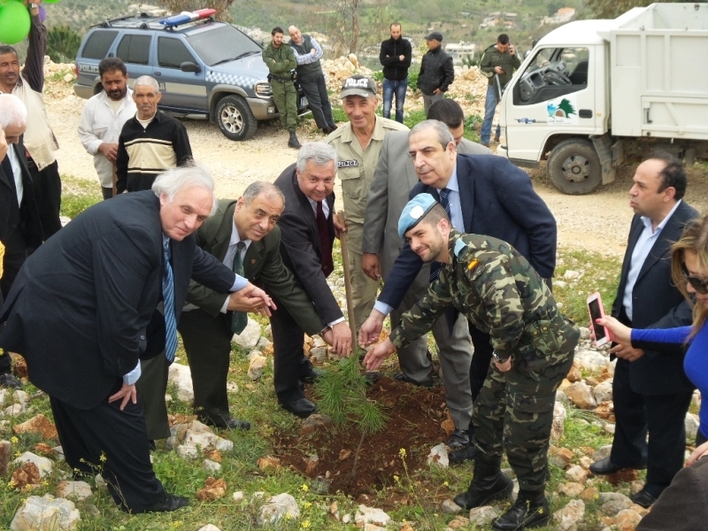 الدكتور عدنان السيد حسين وانائب قاسم هاشم والفعاليات يشاركون في غرس اول شجرة في غابة كوكبا