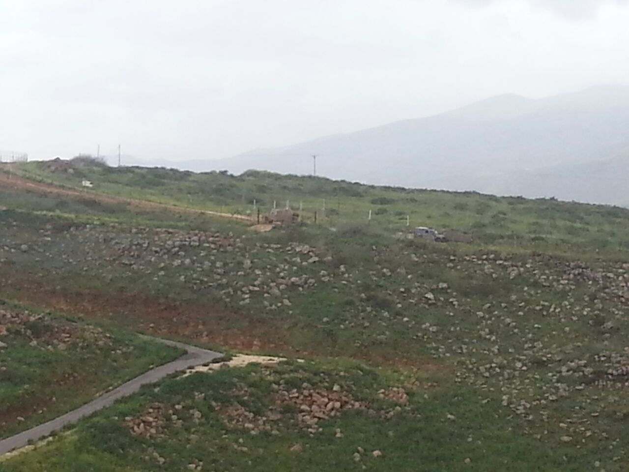 جنود العدو يقومون بأعمال الصيانة للسياج التقني للغجر قبالة منتزهات الوزاني