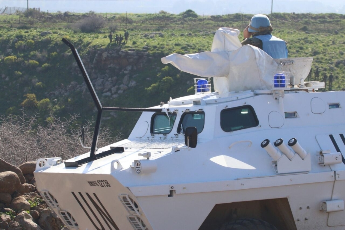 جندي دولي يراقب وفدا عسكريا للعدو يستطلع الحدود الفاصلة مع لبنان