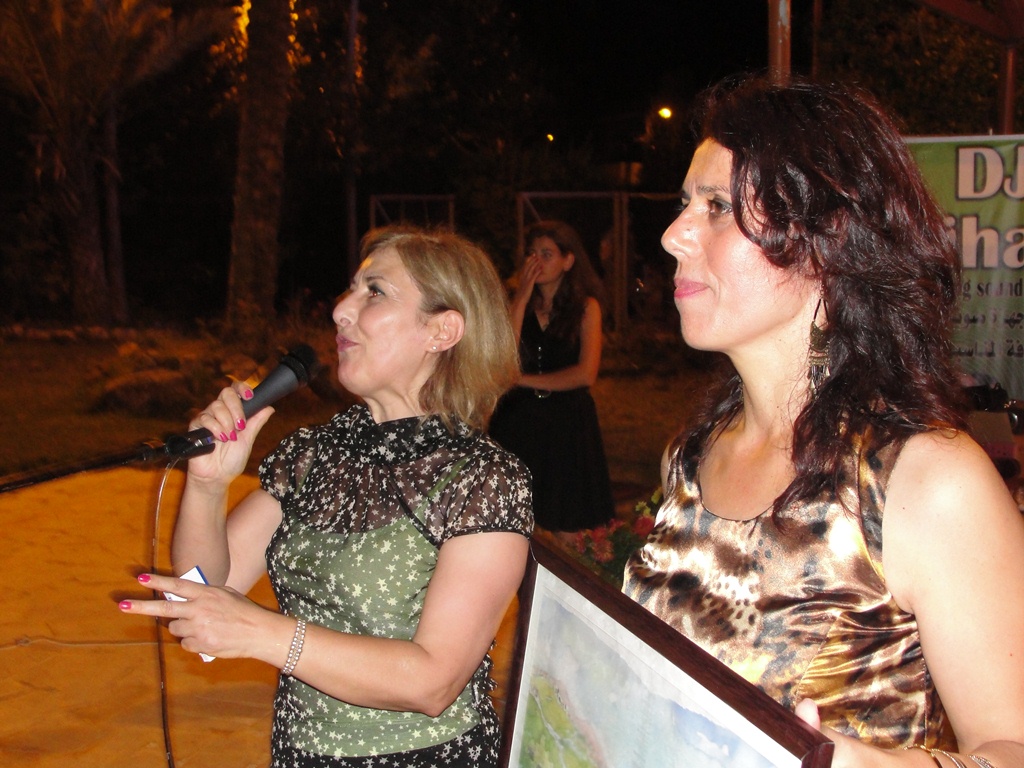 السيدة صباح أبو عباس متحدثة في إحدى أنشطة الجمعية