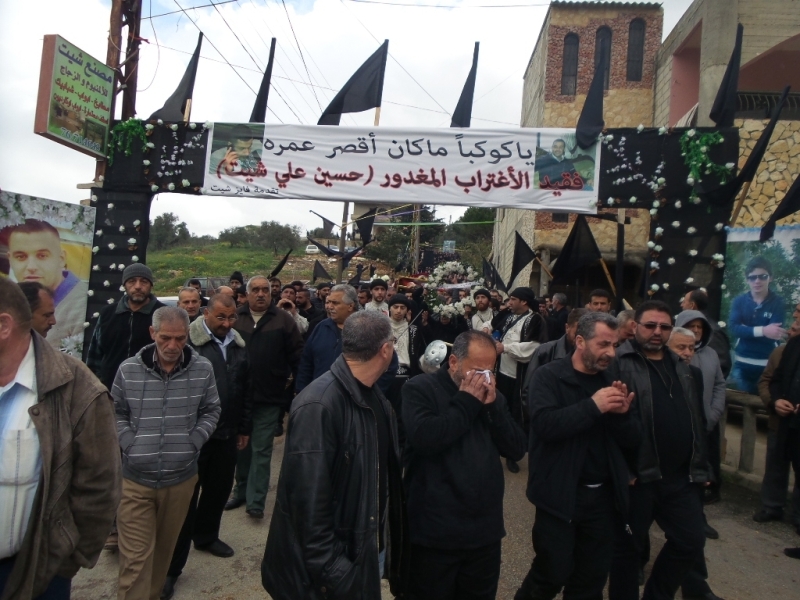 موكب التشييع ينطلق من منزل العائلة في كفركلا على وقع فرقة الزفة