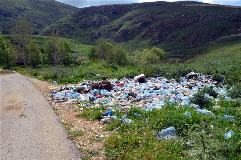 نفايات بجانب مجرى النهر (عدنان طباجة)