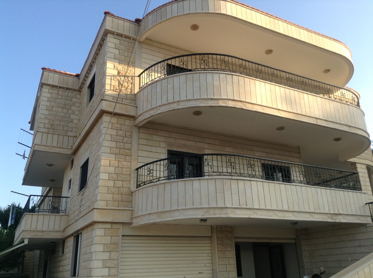 منزل رائع بمواصفات ممتازة وذات اطلالة جميلة، مؤلف من ثلاث طبقات، معروض للبيع في الخيام