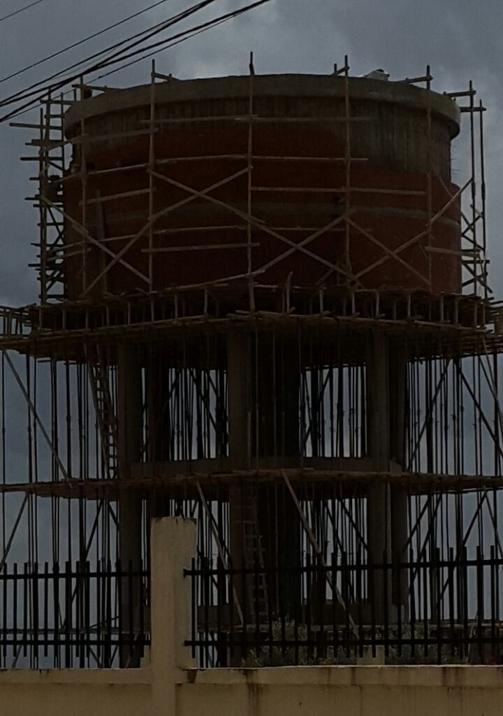 لفت الإنتباه بناء خزان مياه كبير قد يحل مشكلة المياه التي طالت على مدى سنوات من المعاناة لبعض الأحياء خاصة في الصيف