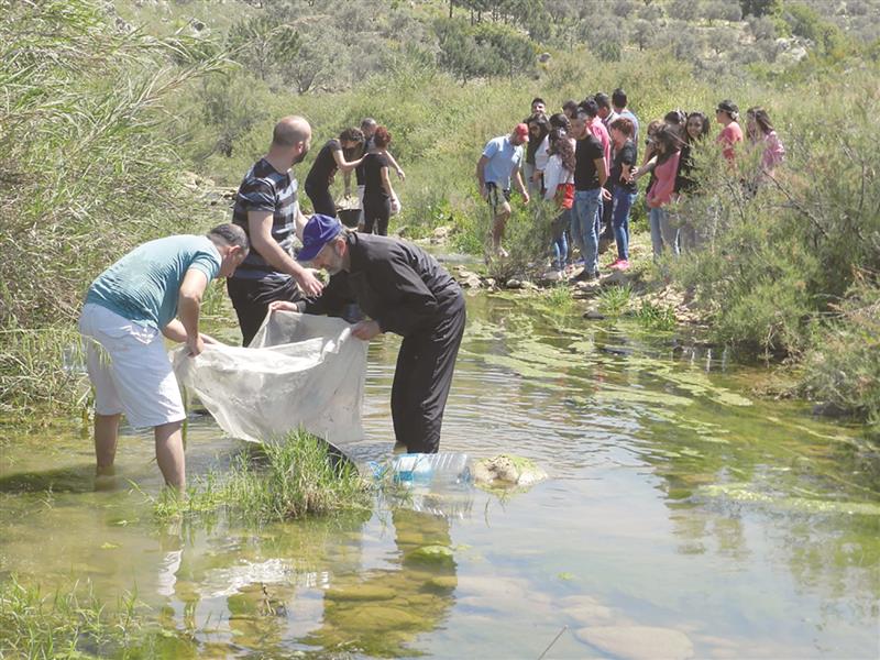 بهدف إنقاذ أكبر كمية ممكنة من أسماك النهر الصغيرة أقيمت حملة تحت عنوان «انقاذ سمك روافد الحاصباني»