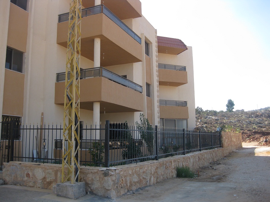 مشروع مطل الجبل السكني يتكون من شقق سكنية بمساحات 160 م2 خمس غرف، سعر الشقة 75000$ 