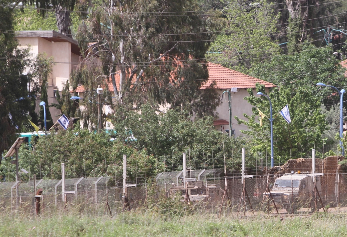 دورية للعدو  تراقب الجانب اللبناني من داخل مستعمرة المطلة