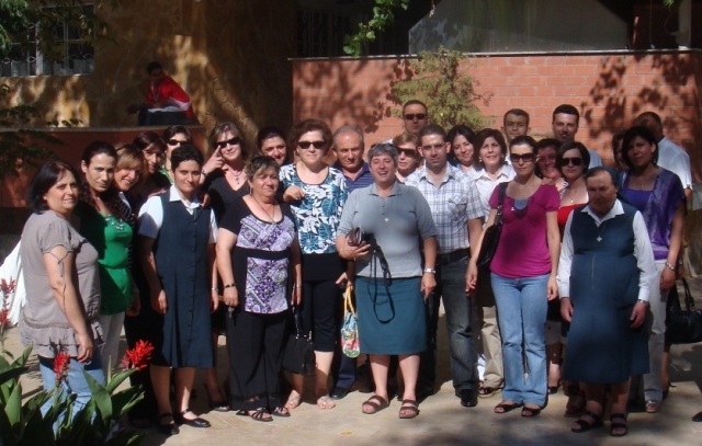 صورة تذكارية مع بعض أفراد الهيئتين التعليمية والإدارية لثانوية مار بطرس لراهبات القلبين الأقدسين في مرجعيون 