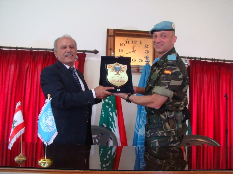 فارس يسلم بوينتي درعا تكريمية