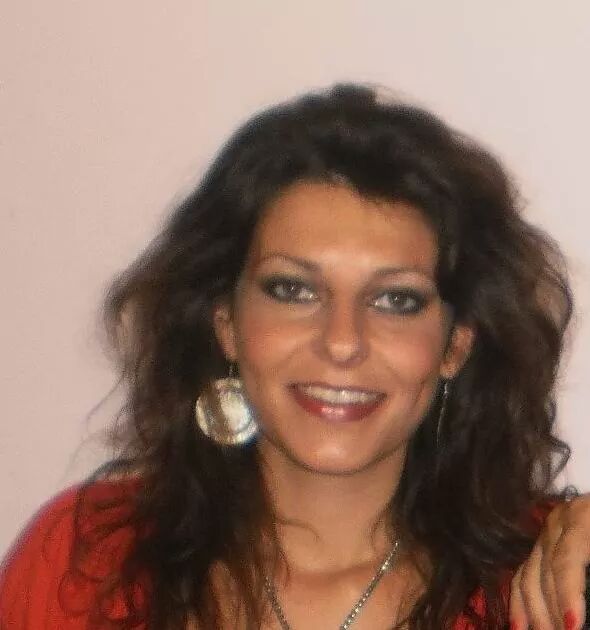 اخصائية التجميل \