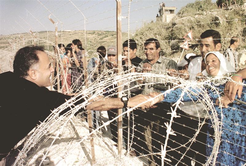  شاب فلسطيني مقيم في لبنان يلتقي أقرباءه المقيمين في فلسطين من خلف السياج الشائك بعد التحرير (أرشيف)